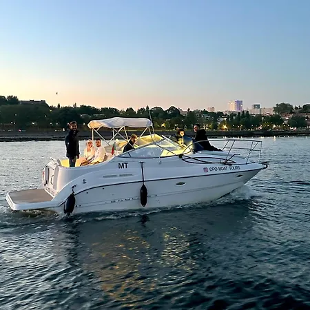 Opo Boat Tours بوتيل